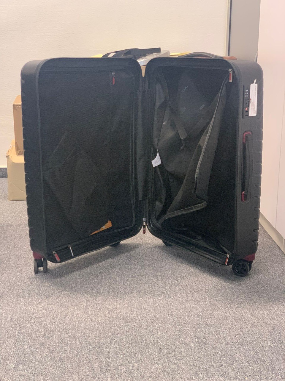 54848 - Suitcases stock Europe